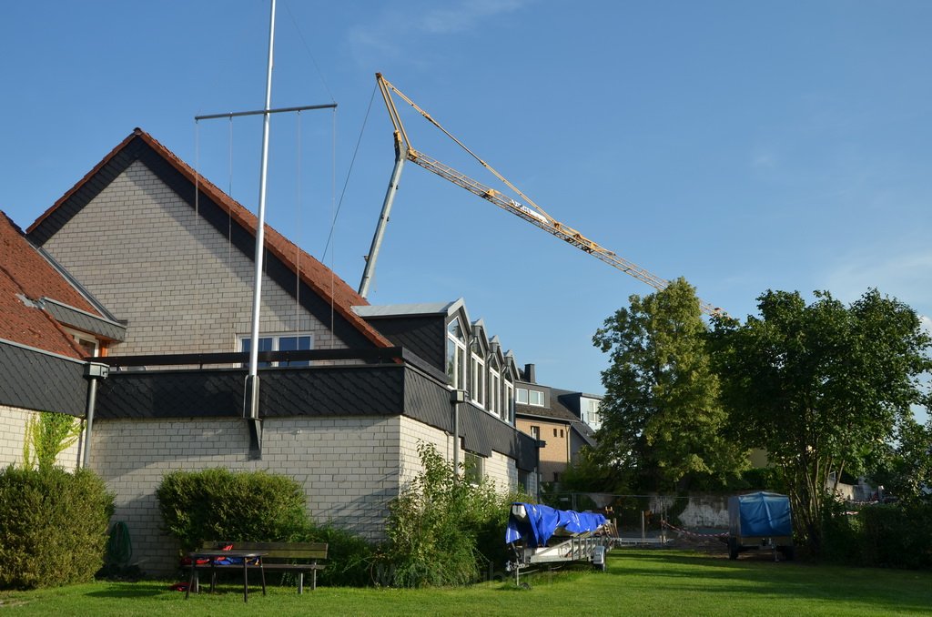 Kran drohte umzustuerzen Koeln Porz Zuendorf Hauptstr P006.JPG - Miklos Laubert